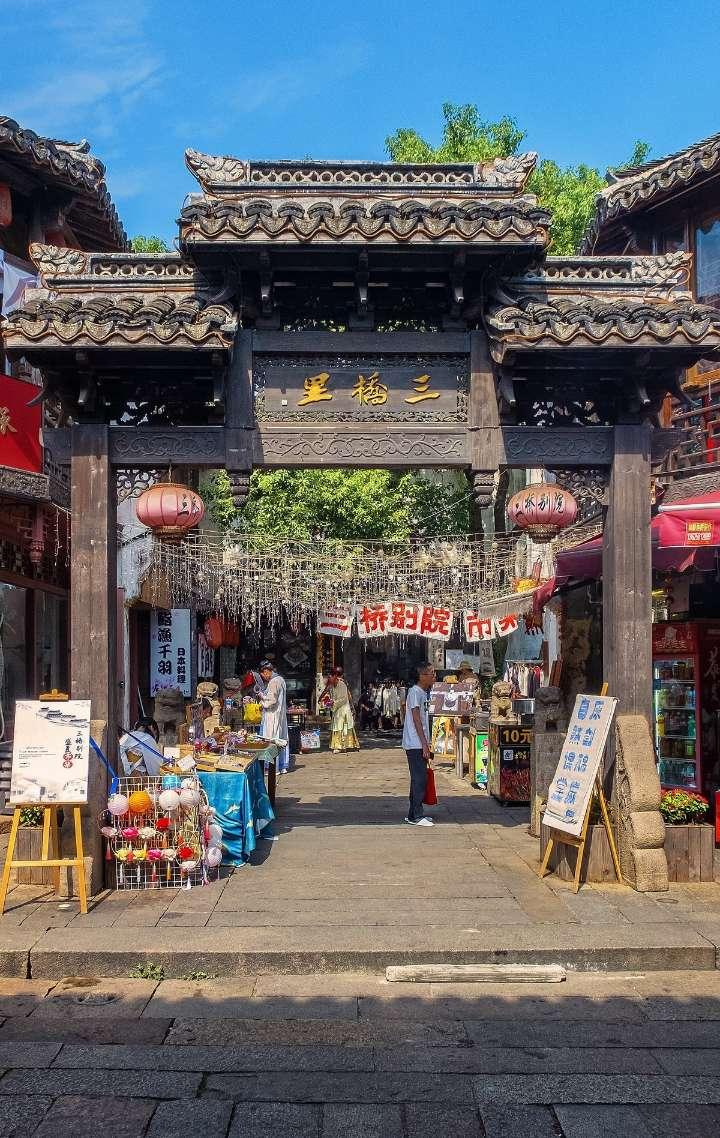 瑞丽杂志引领潮流,VOSS眼镜概念店开启奢华新纪元!